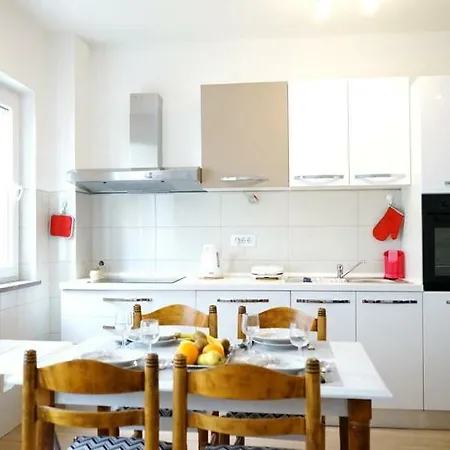 Suzy Apartman